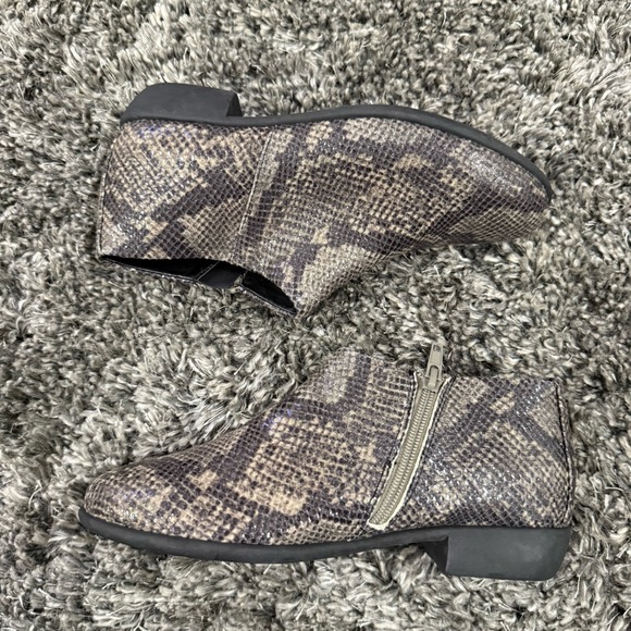 Aerosoles Women's Sophia Faux Leather Snakeskin Booties Gray Size 7 - Picture 3 of 7